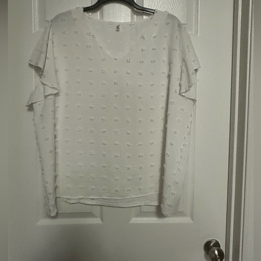 Women’s plus size 22W whittle top with ruffle cap sleeves.  Tufted polka dots.
